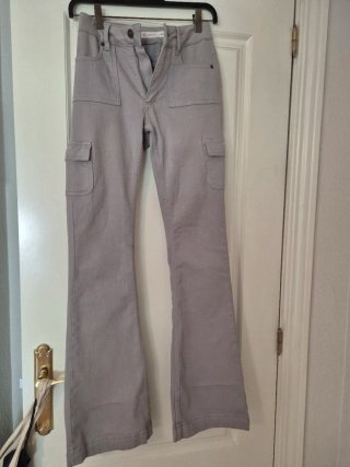 Pantalón cargo Subdued gris