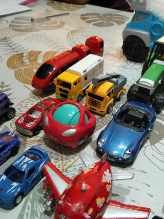 Lote de coches y camiones de juguete