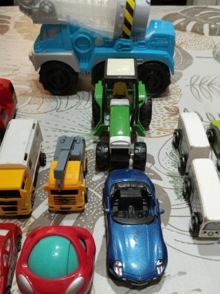 Lote de coches y camiones de juguete