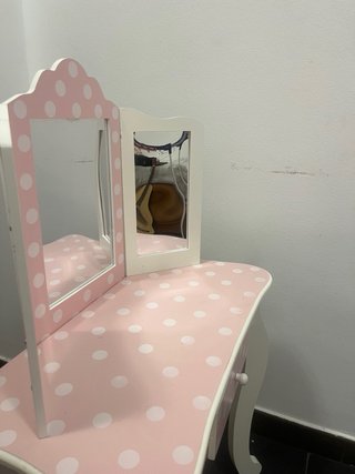 Tocador infantil rosa y blanco con taburete