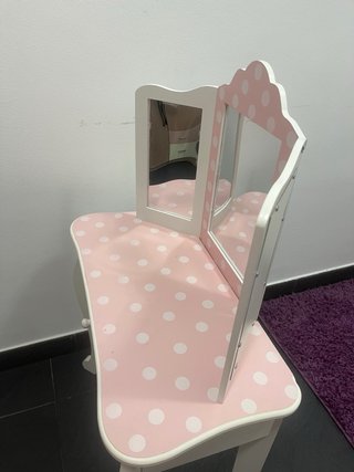 Tocador infantil rosa y blanco con taburete