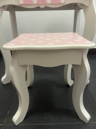 Tocador infantil rosa y blanco con taburete