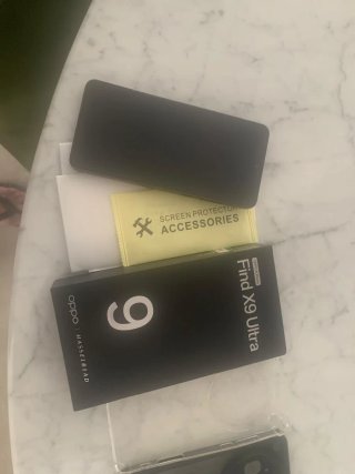Oppo Find X9 Ultra - Caja y Accesorios