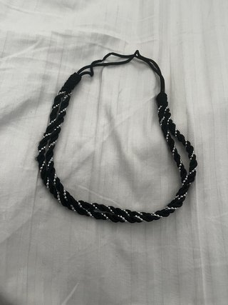 Collar trenzado negro y plateado