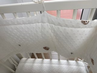 Cuna bebé IKEA blanca, con colchon grueso y ropa C