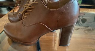 Botín de cordones marrón