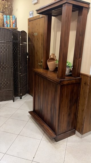 Barra de bar de madera rústica