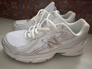 Tenis New Balance Plata y Blanco
