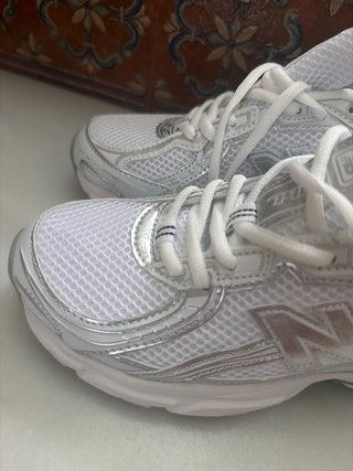Tenis New Balance Plata y Blanco