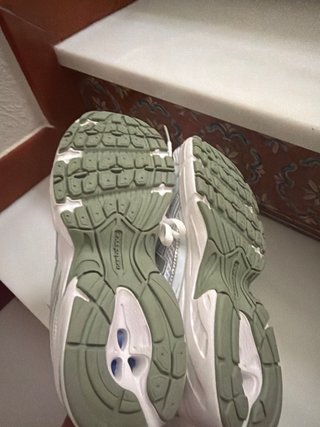 Tenis New Balance Plata y Blanco