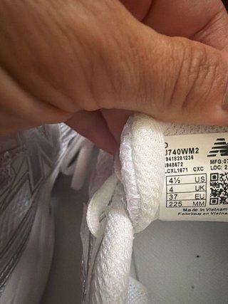 Tenis New Balance Plata y Blanco