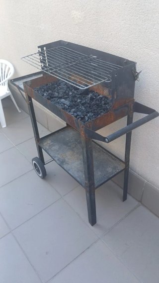 Barbacoa de metal negra y plateada