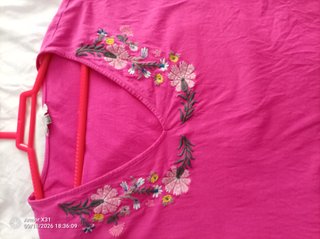 Camiseta Cortefiel bordada floral XL