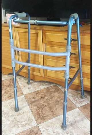 Andador de aluminio plegable