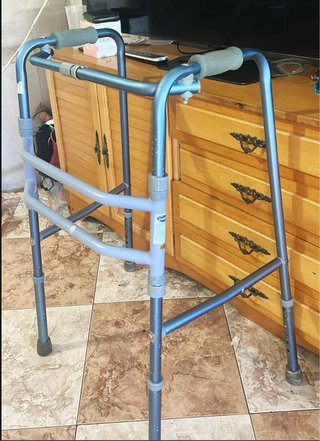 Andador de aluminio plegable