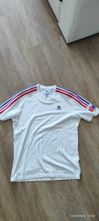 Camiseta Adidas Blanca con Rayas Tricolor