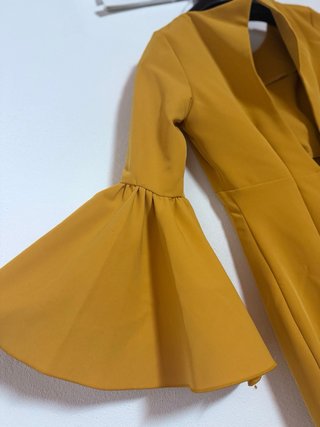 Vestido fiesta mostaza manga acampanada