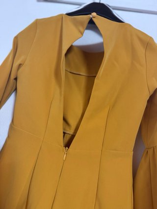 Vestido fiesta mostaza manga acampanada