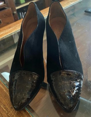 Zapatos de salón negros ante y charol