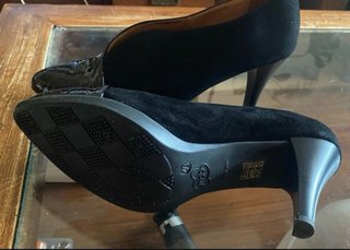Zapatos de salón negros ante y charol