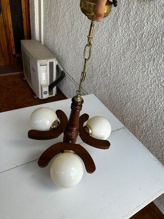 Lámpara de madera con globos de cristal