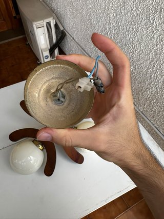Lámpara de madera con globos de cristal