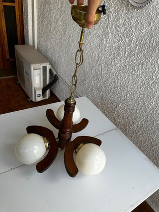 Lámpara de madera con globos de cristal