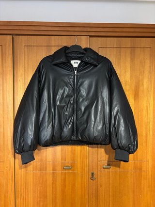 Cazadora efecto piel negra