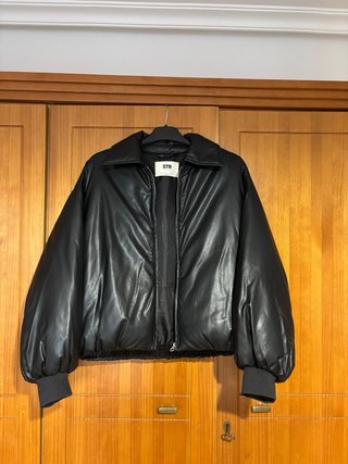 Cazadora efecto piel negra
