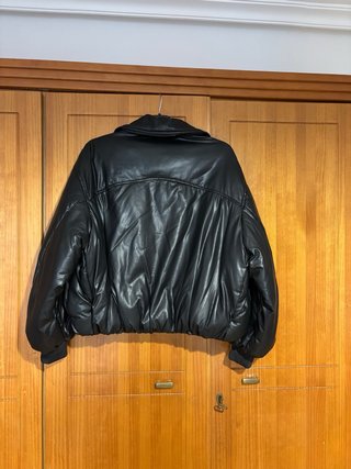 Cazadora efecto piel negra