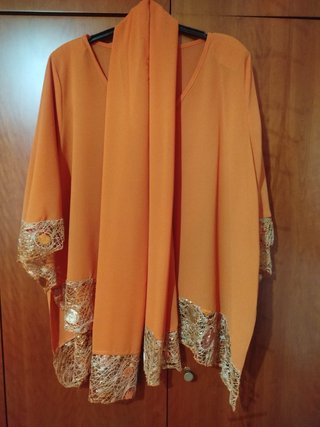Blusa naranja con detalles dorados