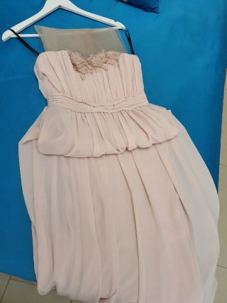 Vestido de fiesta rosa y chal