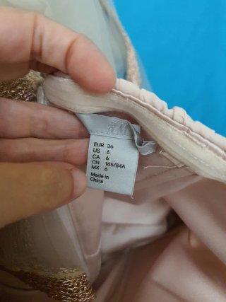 Vestido de fiesta rosa y chal