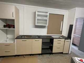 Cocina completa beige y negra