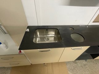 Cocina completa beige y negra