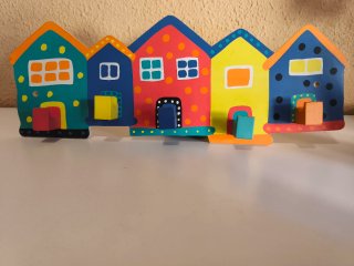 Perchero infantil de madera casas de colores