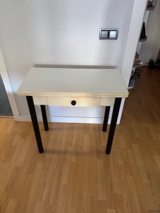 Mesa auxiliar blanca y negra