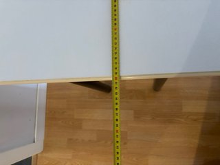 Mesa auxiliar blanca y negra