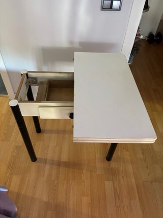 Mesa auxiliar blanca y negra
