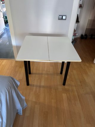 Mesa auxiliar blanca y negra