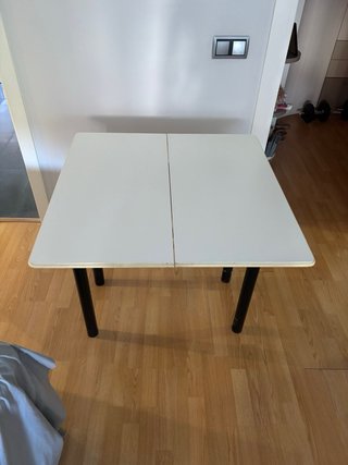 Mesa auxiliar blanca y negra