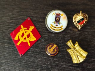 Lote de insignias militares