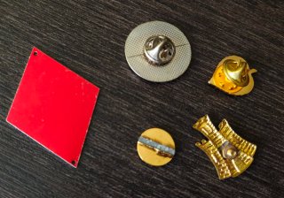 Lote de insignias militares