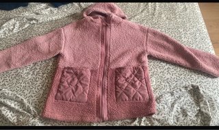Chaqueta polar rosa con capucha
