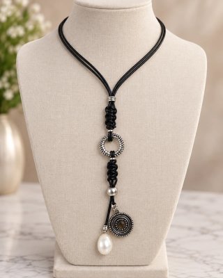 collar largo negro con colgantes decorativos
