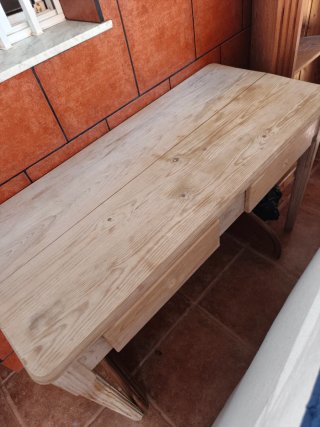 Escritorio de madera natural