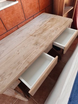 Escritorio de madera natural