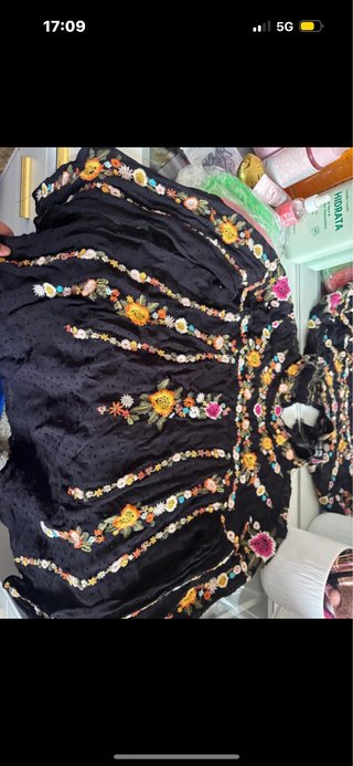 Camisa negra bordada multicolor