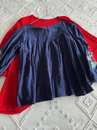Camisa azul y chaqueta roja