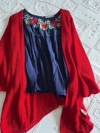 Camisa azul y chaqueta roja